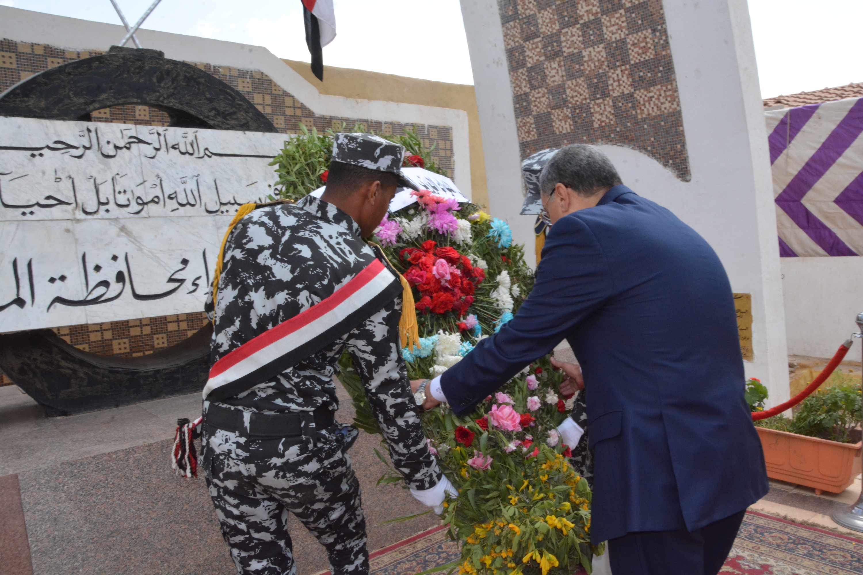 محافظ المنيا يضع إكليلا من الزهور على النصب التذكارى (3)