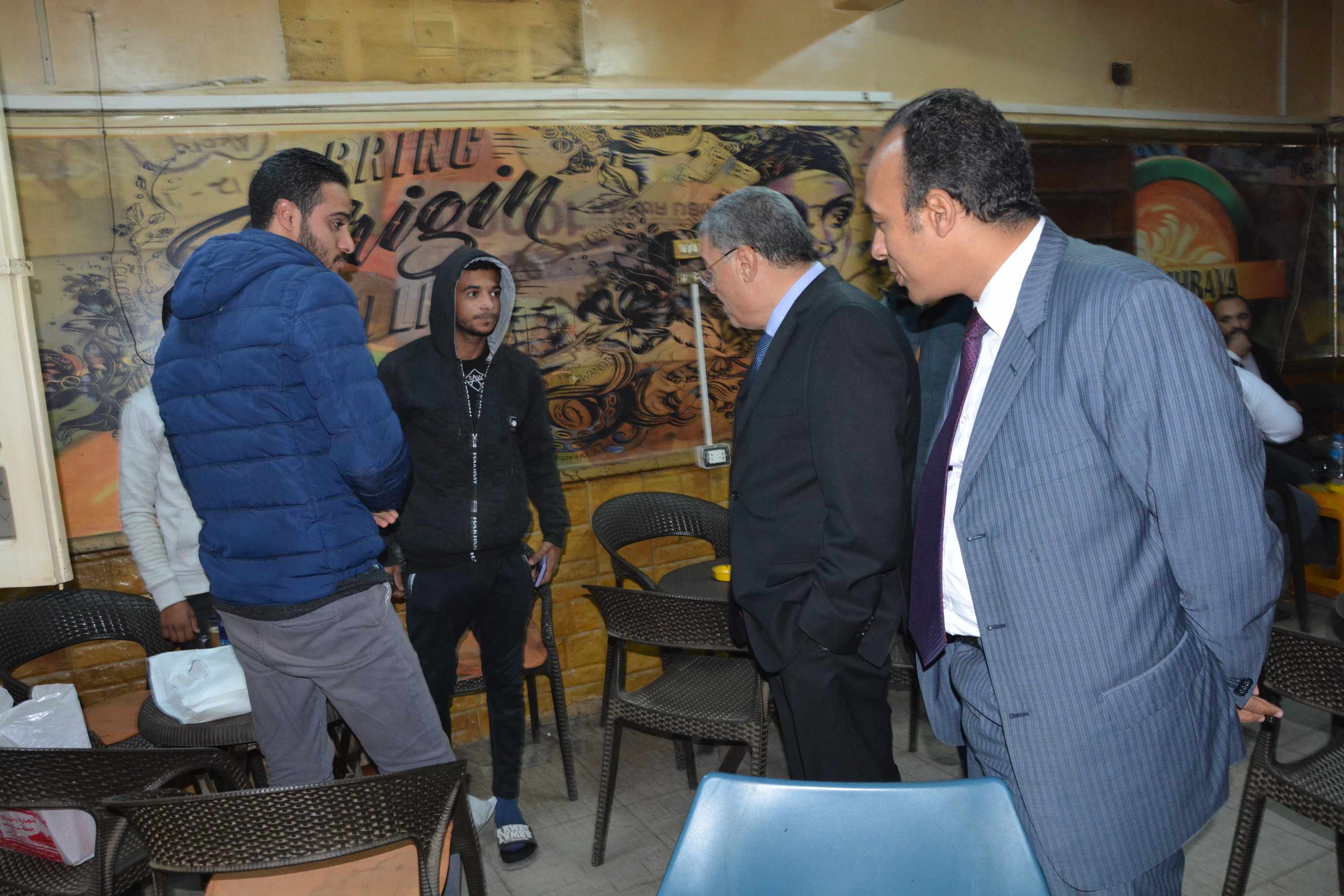 محافظ المنيا يتابع تنفيذ قرار منع تدخين الشيشة بالمقاهى (8)