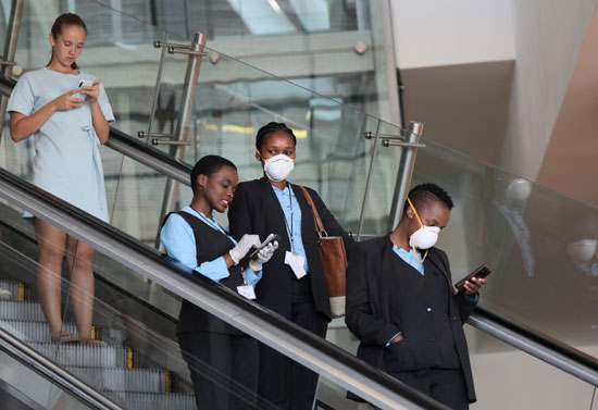 موظفو المطار يرتدون أقنعة واقية فى مطار كيب تاون الدولى