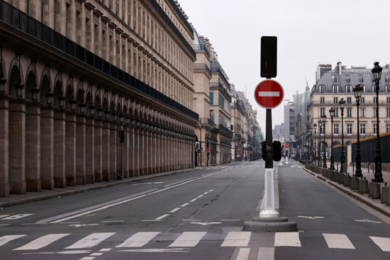 أحد شوارع باريس خالية من المارة