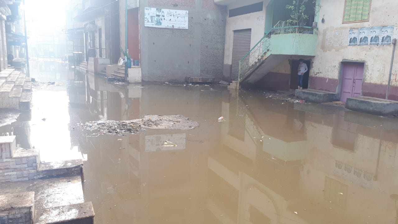 غرق شوارع شبرا ملس في مياة الأمطار (3)