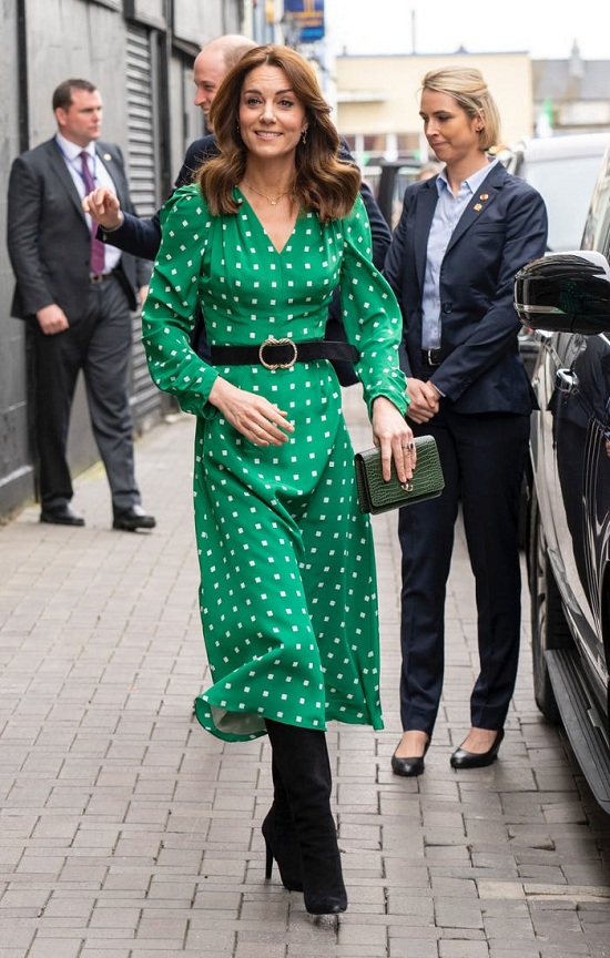 كيت في فستانأخضر أنيق