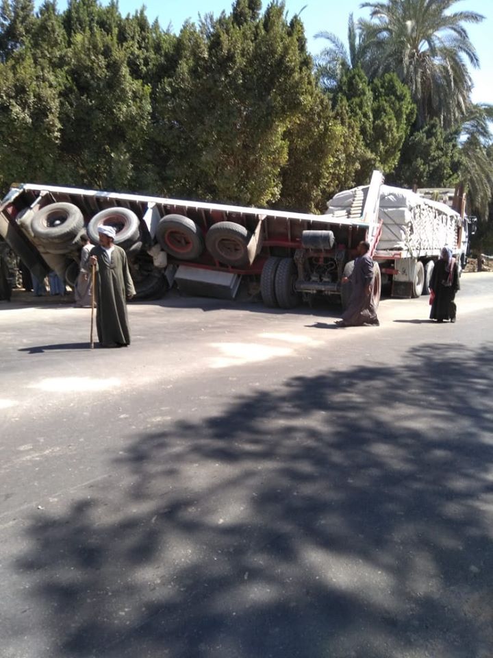 إنقلاب سيارة نقل محملة بأطنان من الأسمنت على طريق مصر أسوان الزراعى جنوب الأقصر (3)