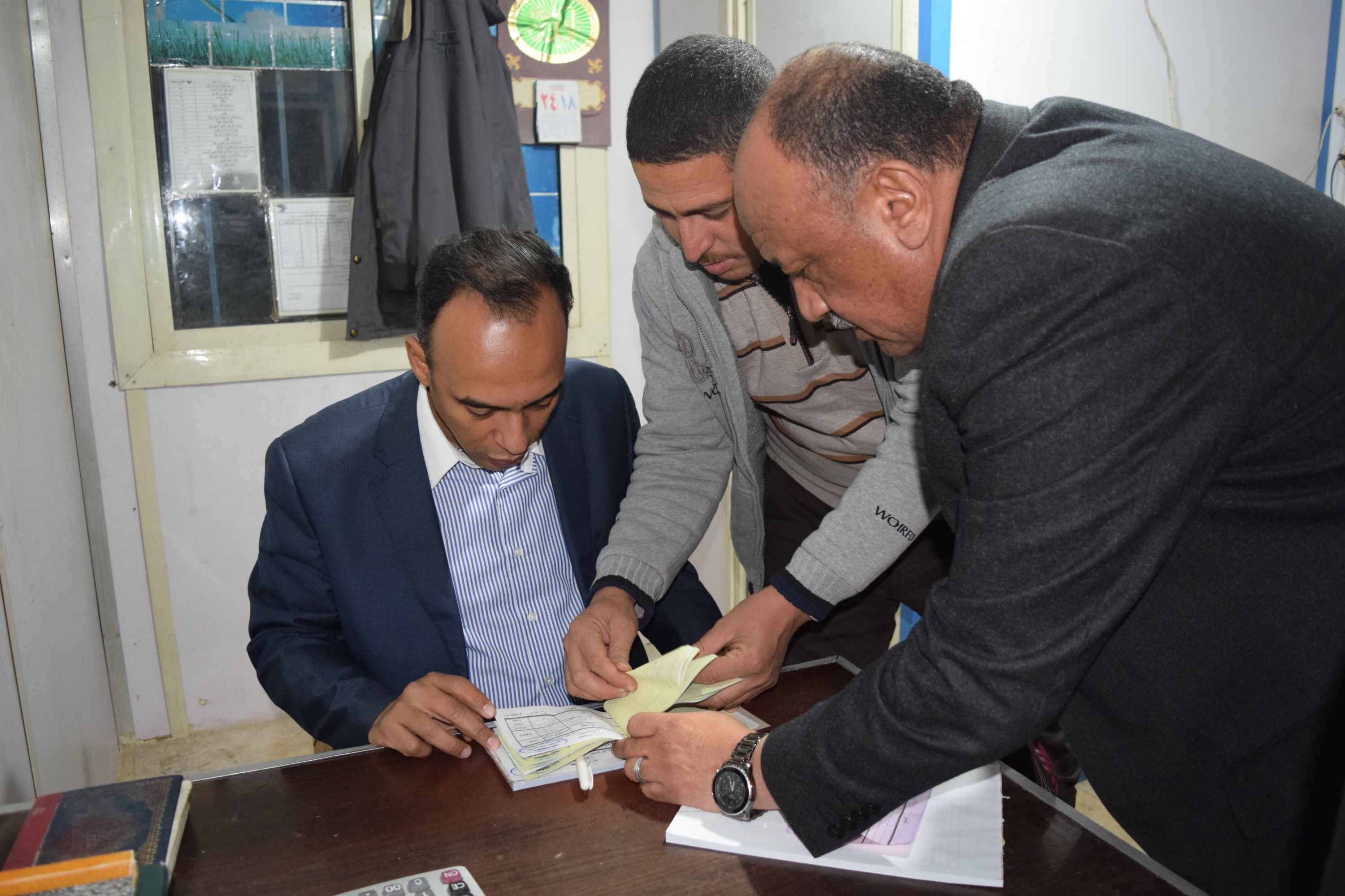 نائب محافظ المنيا يتابع تحصيل رسوم السيارات  (2)