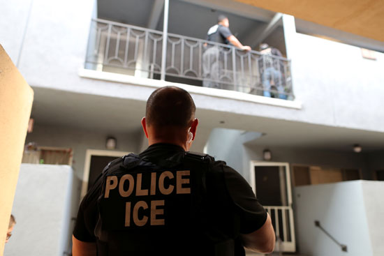 شرطة الهجرة تفحص أوراق المهاجرين