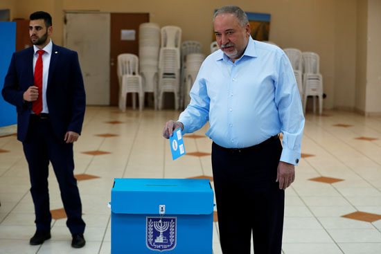السياسى-الإسرائيلى-أفيجدور-ليبرمان-يضع-صوته-فى-صندوق-الاقتراع