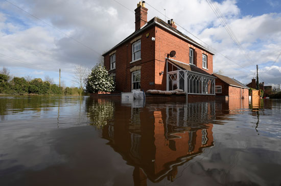 منزل فى بريطانيا يغرق بسبب العاصفة