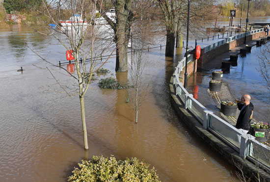 مياه الأمطار تغرق شوارع فى بريطانيا