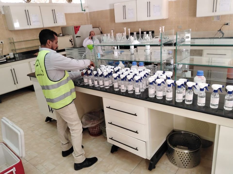 شركة مياه الأقصر تعلن الإنتهاء من توفير مطهرات طبية وكمامات  (1)