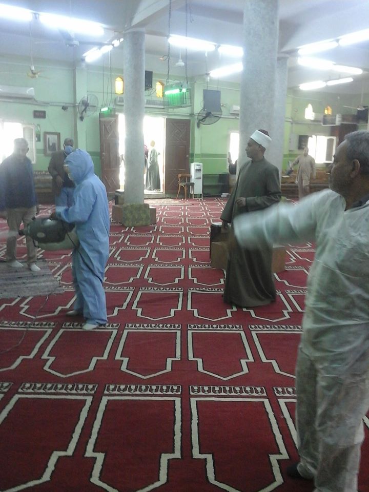 وكيل أوقاف الأقصر يتفقد حملات الطب البيطرى لنظافة المساجد (2) (1)
