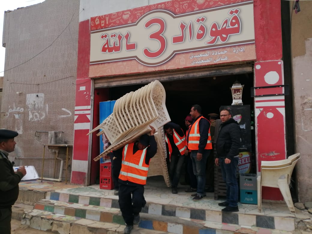 جهاز العاشر يشن حملات لرفع الشيشه من المقاهى  (1)