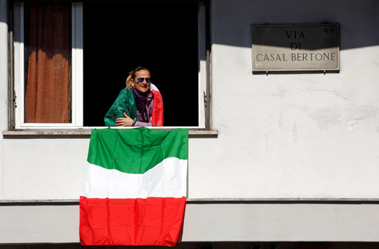 مواطنة تفترش علم إيطاليا