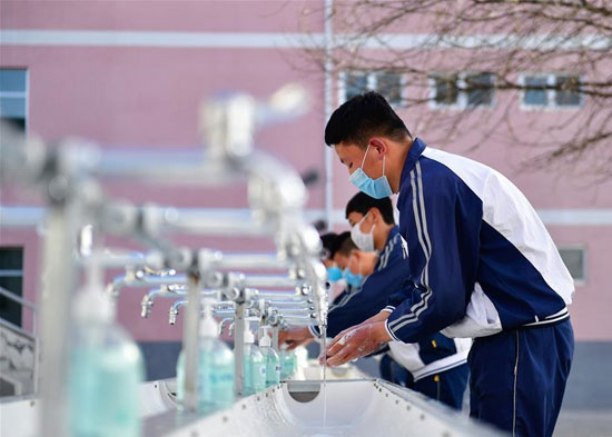 2222طلاب يغسلون أيديهم قبل دخول قاعة المطعم في مدرسة بمقاطعة تشينجهاي بشمال غربي الصين