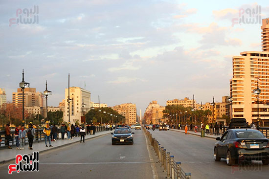 المواطنون لم يلتزموا المنازل ويواصلون التنزه بكورنيش النيل