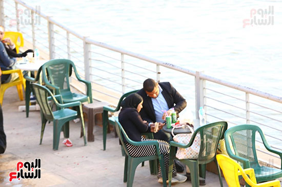 المواطنون يتنزهون بكورنيش النيل رغم تحذيرات الحكومة من فيرس كورونا