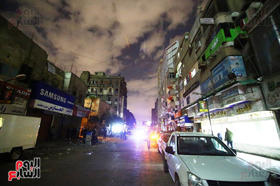 الظلام يخيم على شارع عبد العزيز بعد الغلق