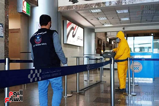حملة تعقيم موسعة للمطارات المصرية بعد تعليق الرحلات (3)