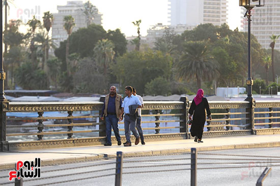 المواطنون يتركون المنازل ويتنزهون بكورنيش النيل