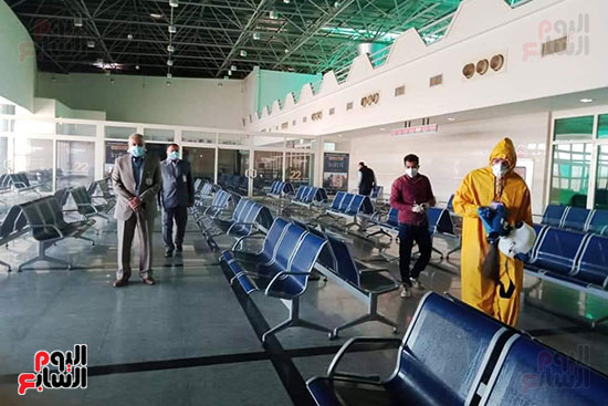 حملة تعقيم موسعة للمطارات المصرية بعد تعليق الرحلات (12)
