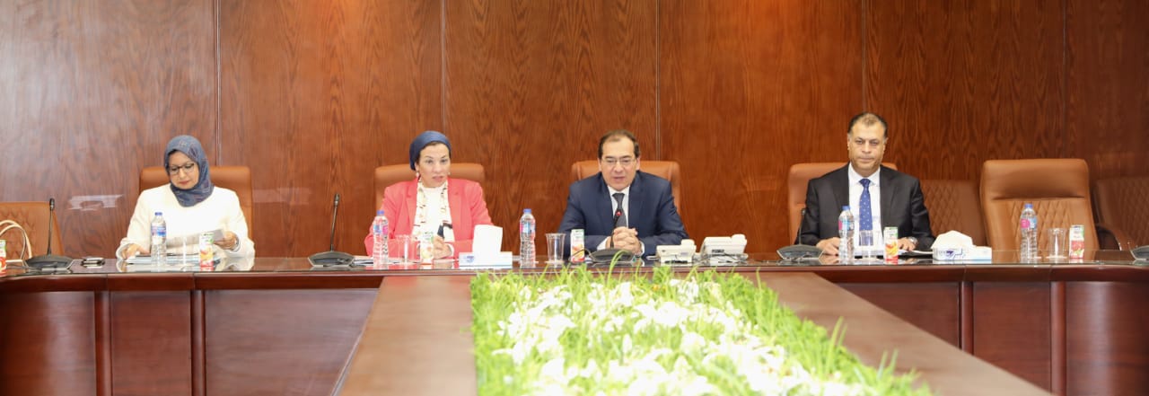 وزير البترول خلال اجتماعه مع وزيرة البيئة
