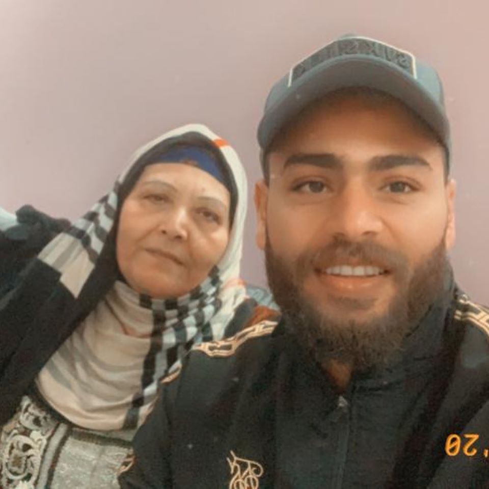 محمد ابو جبل مع والدته