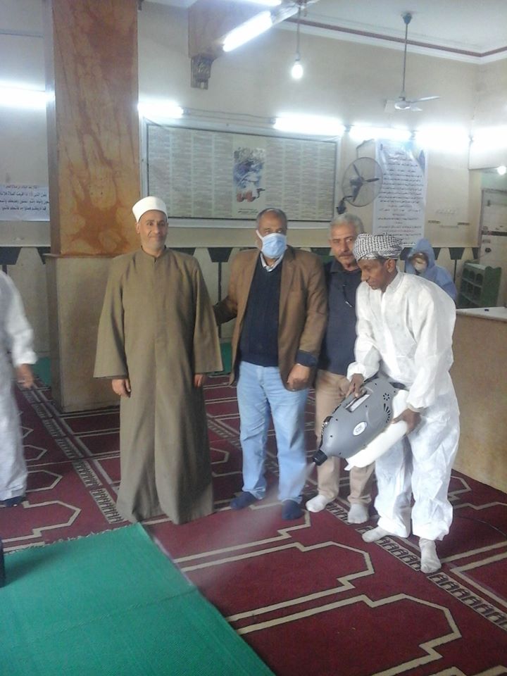 وكيل أوقاف الأقصر يتفقد حملات الطب البيطرى لنظافة المساجد (1) (1)