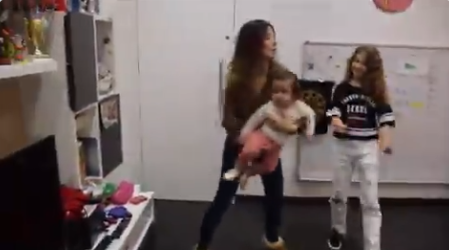 نانسي عجرم مع بناتها في الفيديو