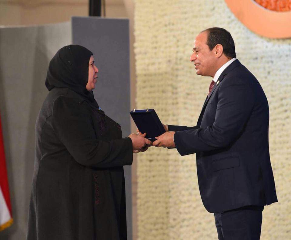الرئيس يكرم والدة الشهيد محمود ابو العز
