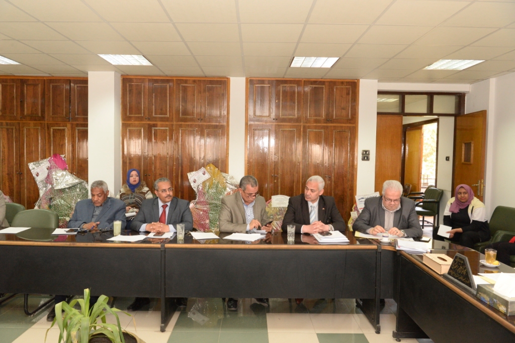 مجلس شئون طلاب جامعة أسيوط بعقد جلسة طارئة (5)