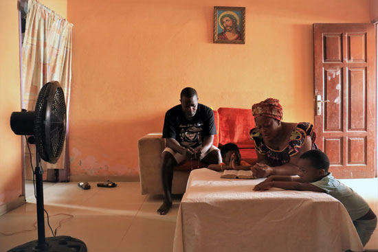 عائلة-أفريقية-تحتشد-فى-منزلها-يوم-الأحد-لحضور-العظة-عبر-الانترنت