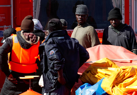 عدد متنوع من سفن حرس السواحل الإسبانية الذين ينقلون 21 مهاجراً تم إنقاذهم يصلون بالميناء