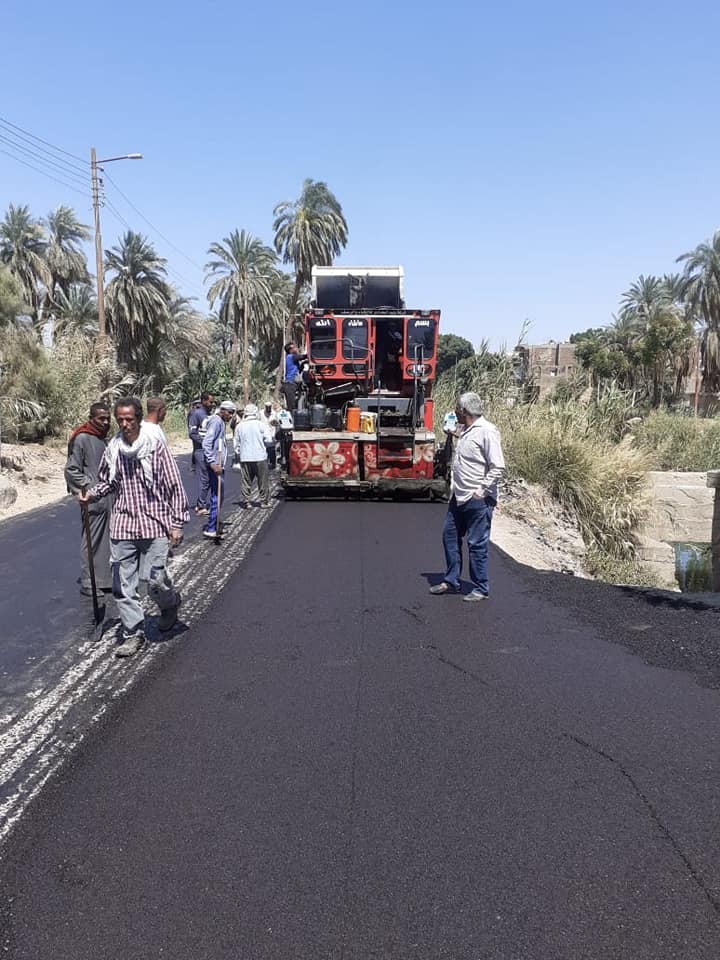 مدينة الزينية تواصل أعمال رصف الطرق وإستكمال توصيلات الصرف المنزلية (2)