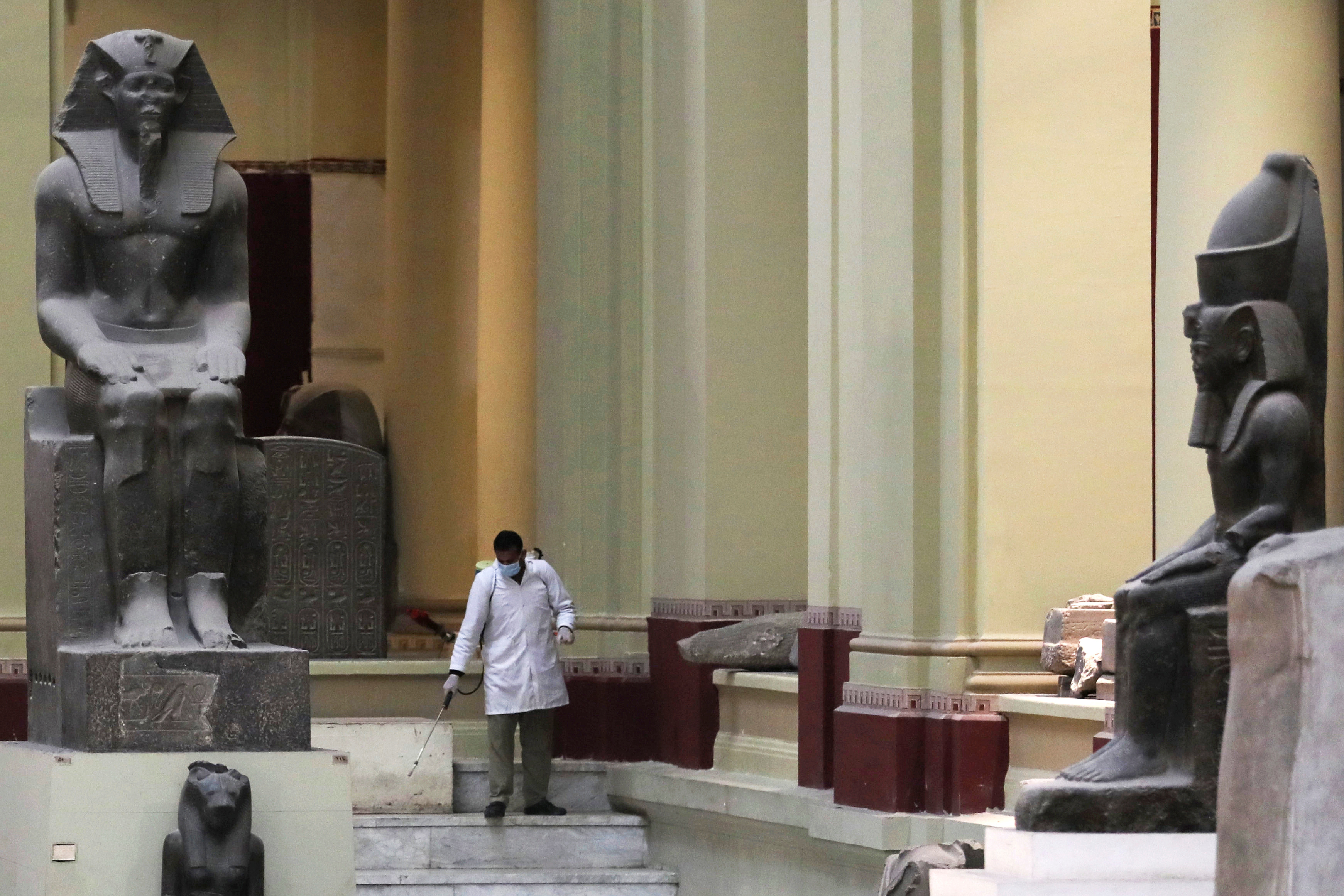 تعقيم وتطهير أرضيات وحوائط المتحف المصرى بالتحرير