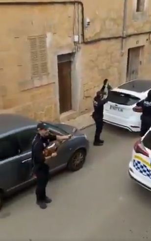 ضباط الشرطة يعزفون