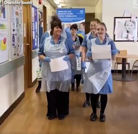 ممرضات مستشفى بريطانية يرقصن