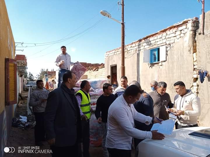 توزيع  أغذية وبطاطين علي متضرر سيول بحر البقر بمدينة الحسينية فى الشرقية (2)