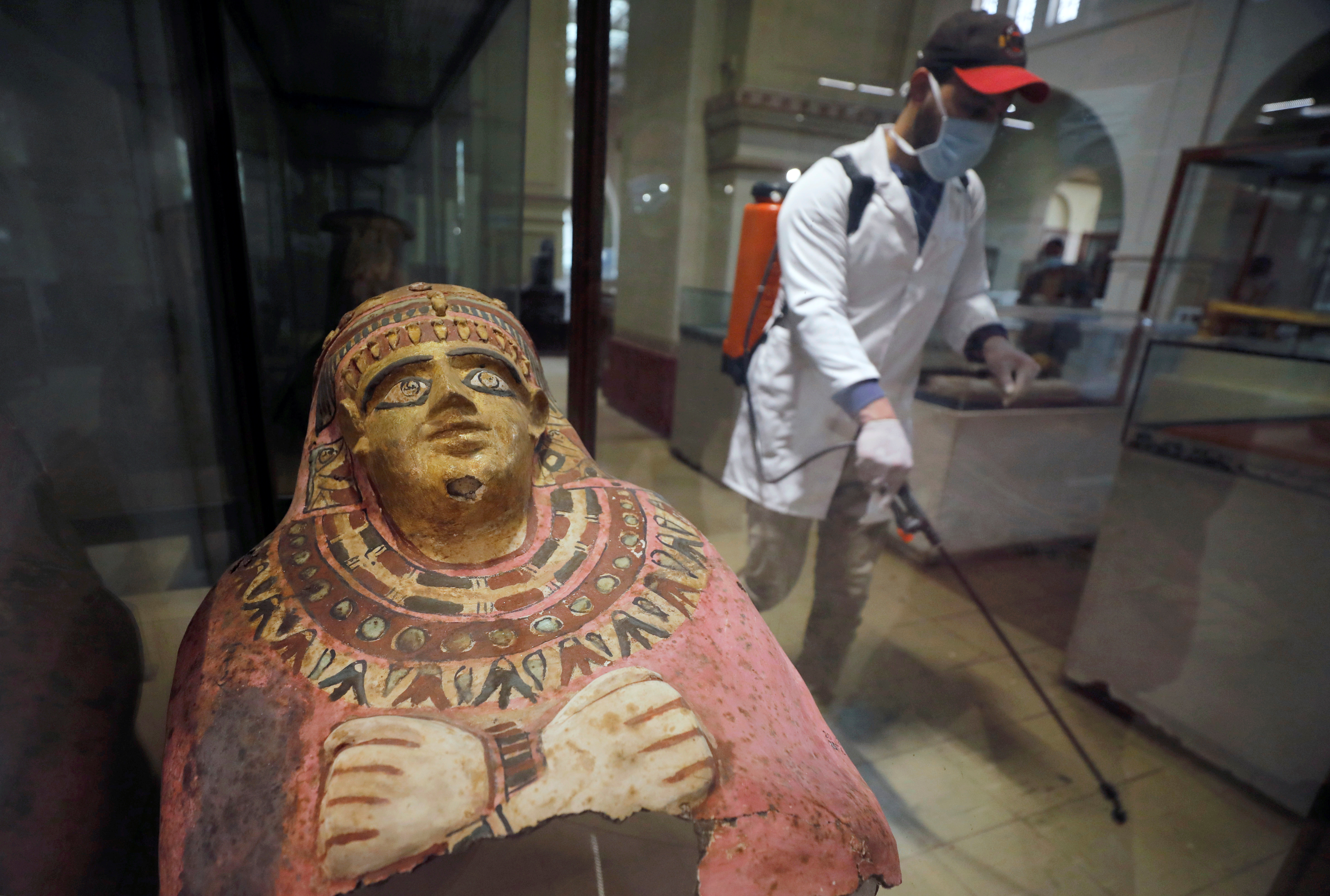 حملة تطهير وتعقيم المتحف المصرى بالتحرير  (5)