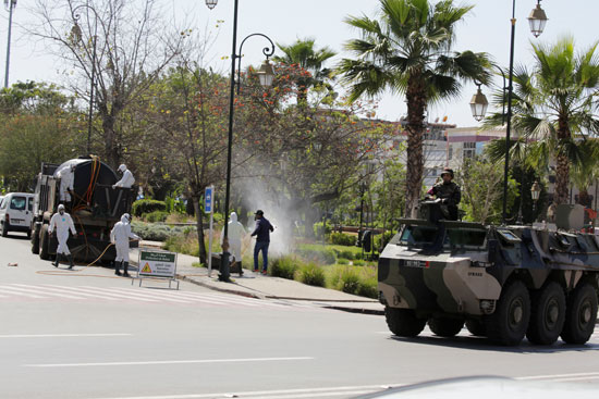 مركبات الجيش المغربى بالشوارع لفرض حالة الطوارئ