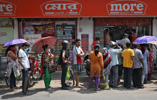 يصطف-الناس-لشراء-مواد-البقالة-خارج-متجر-قبل-بدء-إغلاق-حكومة-ولاية-البنغال-الغربية