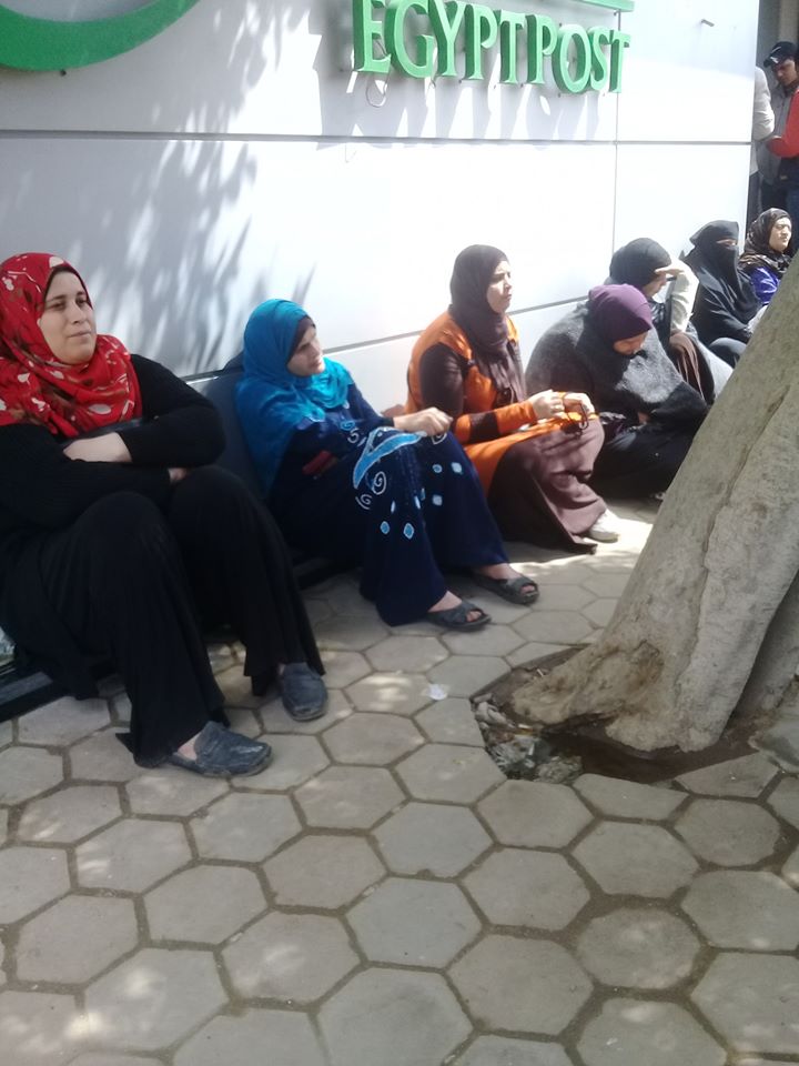 المواطنين أمام مكتب بريد شبرا الخيمة
