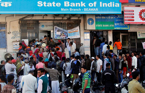 الناس-يحتشدون-عند-مدخل-فرع-بنك-في-الهند