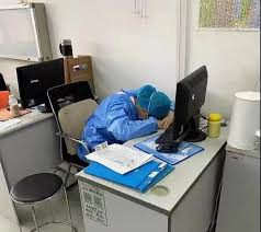 ممرضة تنام فى مكتبها