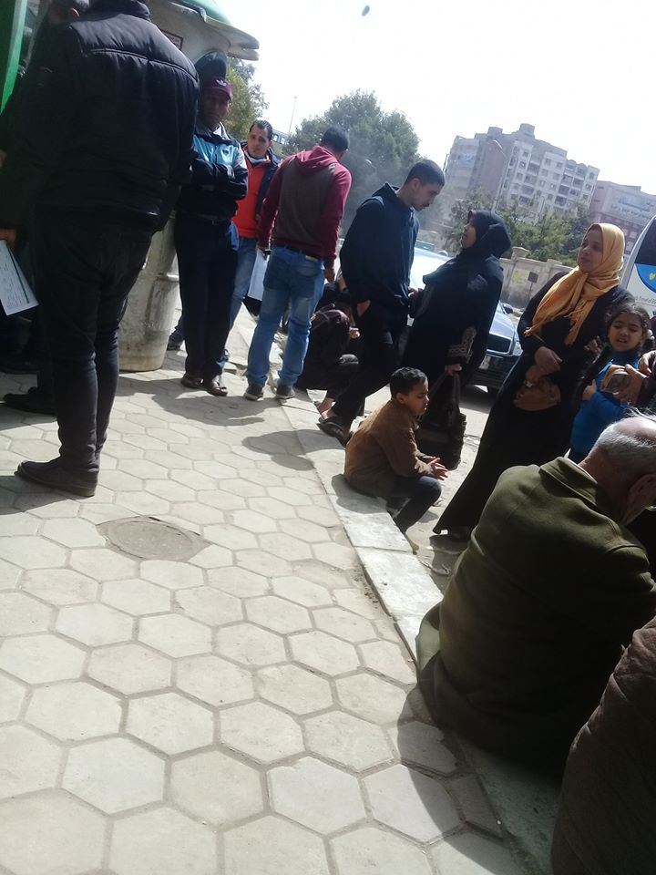 المواطنون يفترشون الطريق أمام مكتب بريد شبرا الخيمة