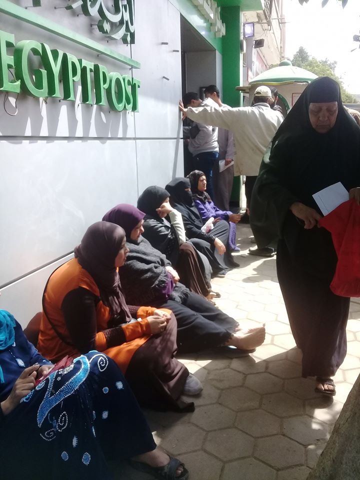 الموظفين يرفضون دخول المواطنين لمكتب بريد شبرا الخيمة