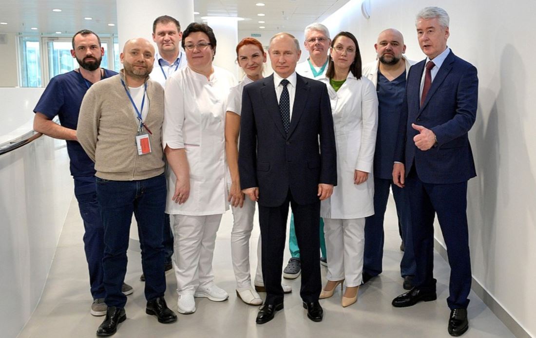 الرئيس الروسى يزور مستشفى المصابين بفيروس كورونا (4)
