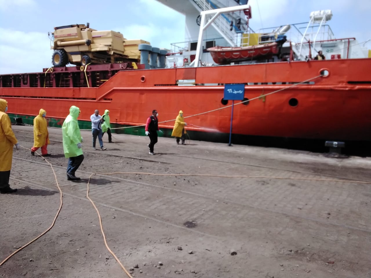 ميناء الإسكندرية يعقم سفينة قادمة من روسيا تحمل عربات سكة حديد (2)