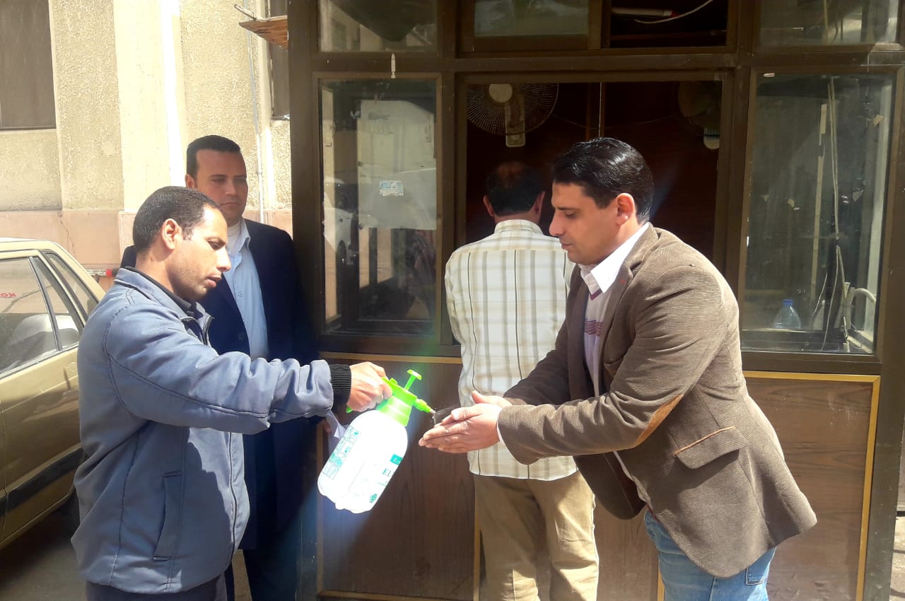 إمداد أبواب مبنى محافظة البحيرة بكاشف الحرارة وتوزيع ماسكات على المواطنين (5)