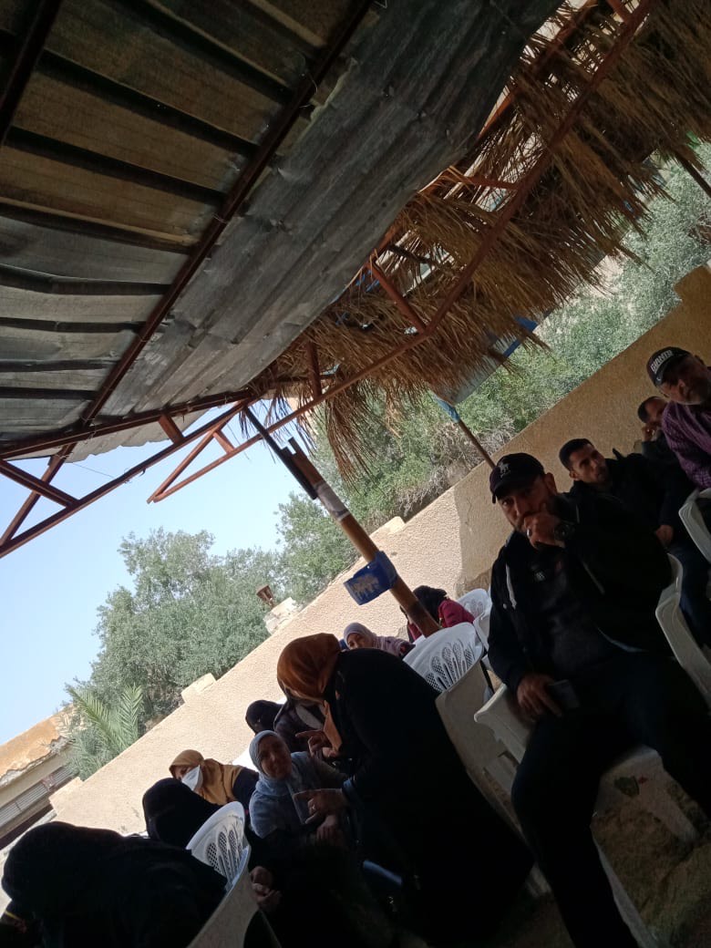 شباب متطوعون ينظمون حركة المواطنين بمكتب بريد الشيخ زويد لتخفيف الزحام (3)