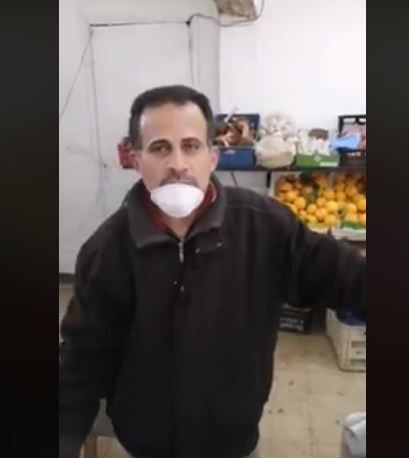 بائع مصري يعطى الخضروات مجانا للمحتاجين في لبنان (2)
