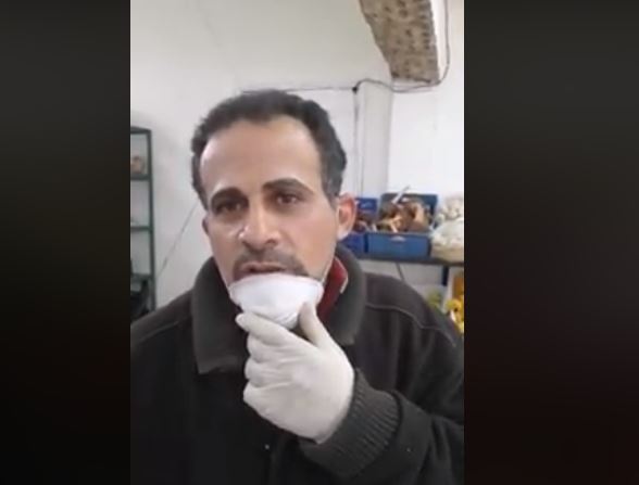 بائع مصري يعطى الخضروات مجانا للمحتاجين في لبنان (3)